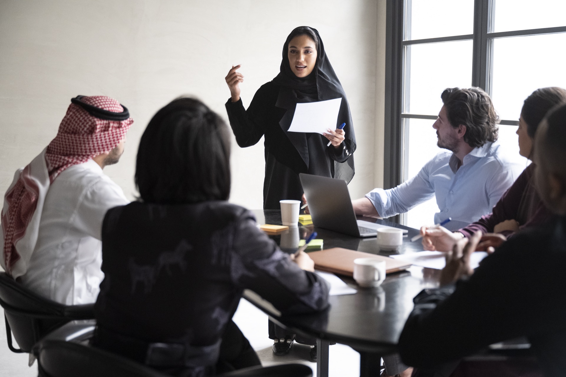 Saudi HR director leading a team strategy session